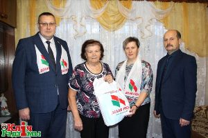 Прадстаўнікі Шаркаўшчынскага райвыканкама працягваюць віншаваць пажылых грамадзян раёна ў межах дабрачыннай акцыі «Ад усёй душы»