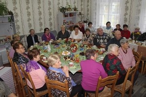 Віншаванне кіраўніцтва Шаркаўшчынскага раёна з Днём пажылых людзей