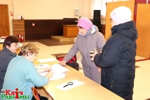 Шарковчане пришли на избирательные участки для голосования, чтобы отдать свой голос за достойного кандидата
