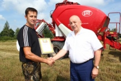 Шаркаўчане — у ліку пераможцаў абласных спаборніцтваў сярод трактарыстаў-машыністаў, занятых на корманарыхтоўцы