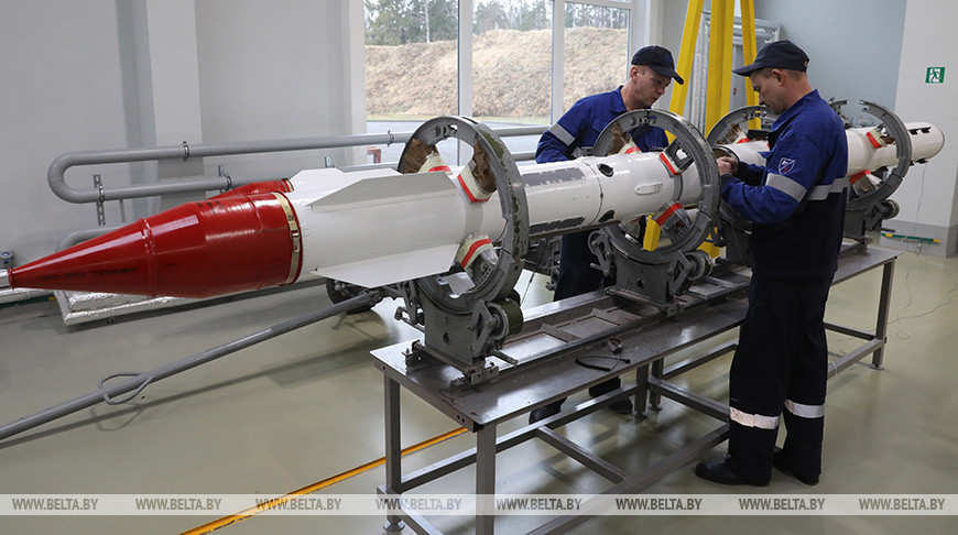 Лукашенко поздравил с 30-летием коллектив предприятия "Белспецвнештехника"