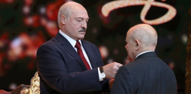 Lukashenko presents state awards to civil servants, performers, journalists