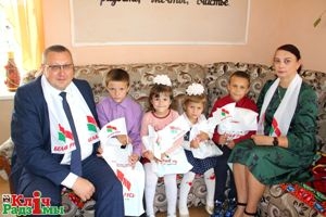 Старшыня раённай арганізацыі РГА «Белая Русь» Юрый Васілеўскі павіншаваў юных шаркаўчан з Днём ведаў