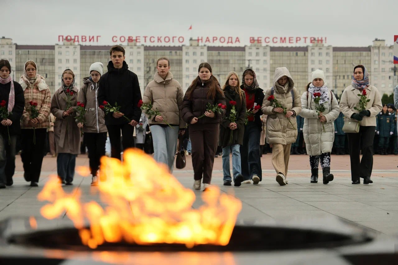 Мы памяти верны. Гражданско-патриотическая акция прошла на площади Победы в Витебске