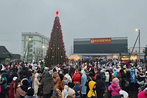 В Шарковщине торжественно зажгли огни на главной новогодней ёлке района