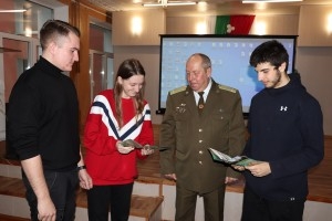 Са старшакласнікамі Шаркаўшчыны сустрэўся выкладчык факультэта ваеннай разведкі ваеннай акадэміі Рэспублікі Беларусь Валерый Аляксандравіч Кулінчык
