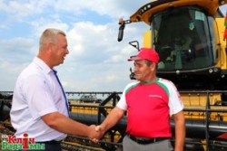 Механізатар ААТ «Даватарскі» Юрый Ардынскі першым у раёне намалаціў тысячу тон зерня
