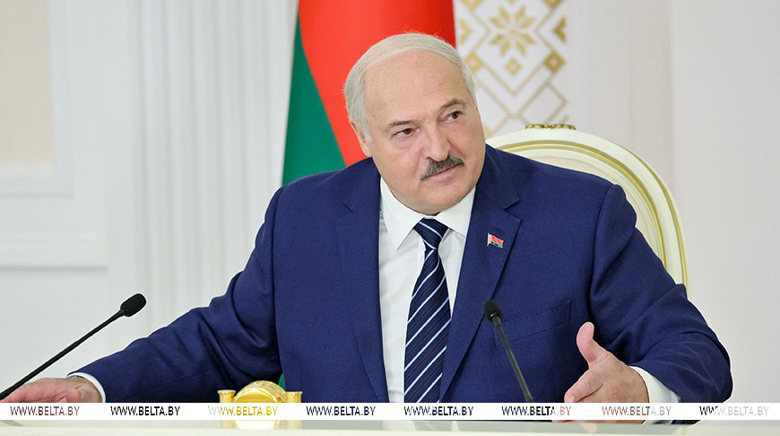 Политический штаб, остросюжетный разбор на "Беларусьфильме", дроны и молочные берега. Итоги недели Президента