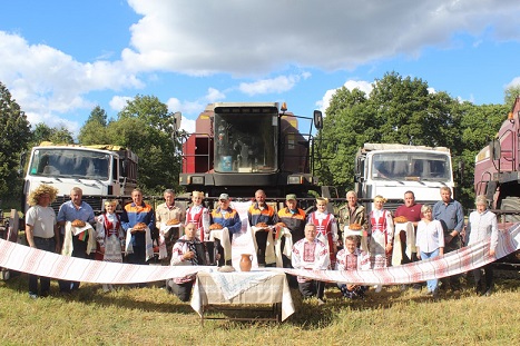У ААТ «Ельня-Агра» заканчэнне жніва адзначылі Дажынкамі
