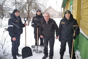 Сотрудники отдела Шарковщинского РОВД оказали помощь ветерану милиции в уборке снега