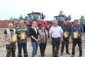 У ААТ «Даватарскі» ўзнагародзілі лепшых механізатараў па
выніках пасяўной кампаніі