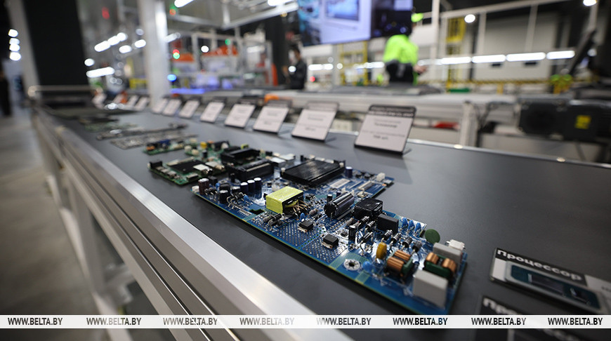 Лукашенко на "Горизонте" дал официальный старт массовому роботизированному производству телевизоров с ИИ