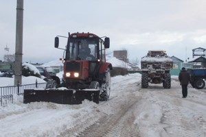 У Шаркаўшчыне дружна ўбіраюць снег
