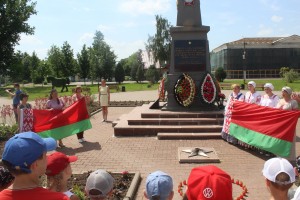 Шаркаўчане ўшанавалі памяць ахвяраў Вялікай Айчыннай вайны, далучыўшыся да Усебеларускай мінуты маўчання