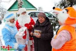 Сотрудники и волонтеры ТЦСОН Шарковщинского района поздравили с Рождеством одиноких пожилых граждан