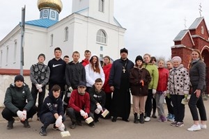 Навучэнцы Лужкоўскай СШ аказалі дапамогу ў добраўпарадкаванні храма Раства Прасвятой Багародзіцы ў Лужках