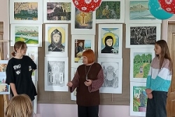 В Шарковщинской детской библиотеке работает выставка детских рисунков «Её глаза – небо Беларуси»