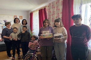 Напярэдадні Дня абароны дзяцей у Шаркаўшчынскі СПЦ і дзіцячы дом сямейнага тыпу з падарункамі прыехала Людміла Марковіч