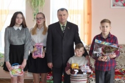 У межах акцыі “Нашы дзеці” Іван Канстанцінавіч Вазміцель павіншаваў выхаванцаў сацыяльна-педагагічнага цэнтра