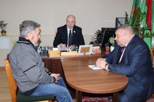 Член Савета Рэспублікі Нацыянальнага сходу Рэспублікі Беларусь Уладзімір Сямёнавіч Мацвееў правёў «прамую тэлефонную лінію» і прыём грамадзян у Лужкоўскім сельскім выканаўчым камітэце