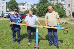 На улице Октябрьской работники УКП ЖКХ устанавливают новую детскую площадку