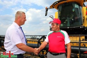Механізатар ААТ «Даватарскі» Юрый Ардынскі першым у раёне намалаціў тысячу тон зерня