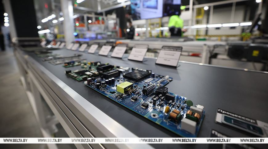 Lukashenko launches mass robotic production of AI-powered TV sets at Horizont 