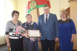 Намеснік старшыні райвыканкама Юрый Васілеўскі павіншаваў ветэрана працы Веру Савельеўну Захараву
з юбілейнай датай