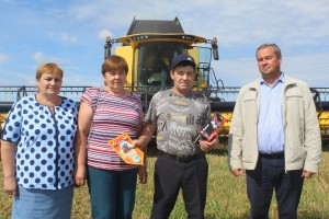 Першым тысячнікам у Шаркаўшчынскім раёне стаў камбайнер ААТ «Даватарскі» Юрый Геронцьевіч Ардынскі