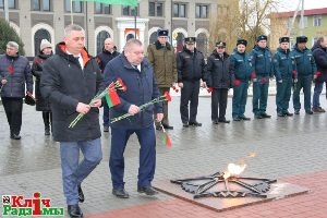 У памяць аб загінуўшых у баях у Шаркаўшчыне ўсклалі кветкі да брацкай магілы