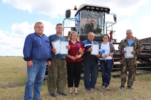 У ААТ «Шаркоаўшчынскі
агратэхсэрвіс» узнагародзілі перадавікоў корманарыхтоўкі