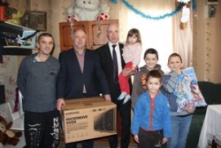 Член Савета Рэспублікі Нацыянальнага сходу Рэспублікі Беларусь Уладзімір Мацвееў наведаў шматдзетную сям’ю Бібік з Шаркаўшчыны